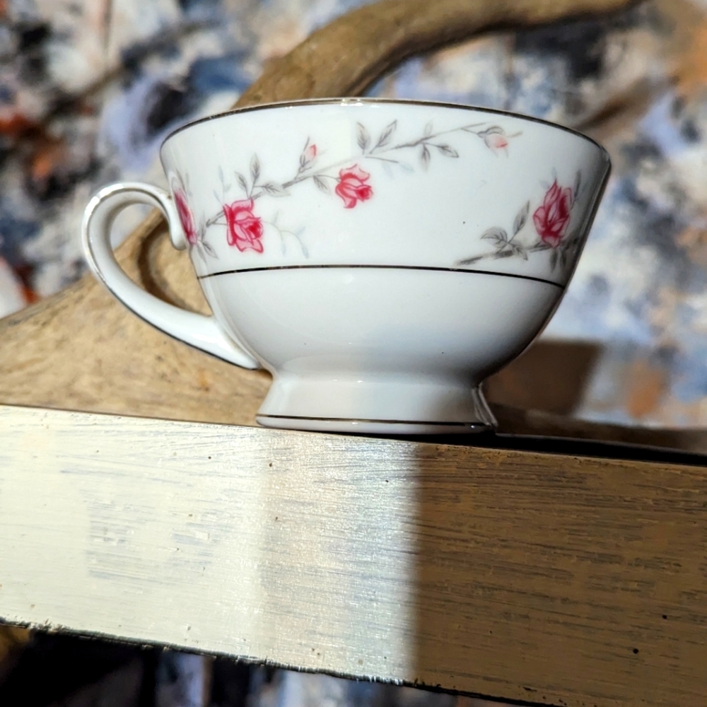 Adorable vintage teacup
